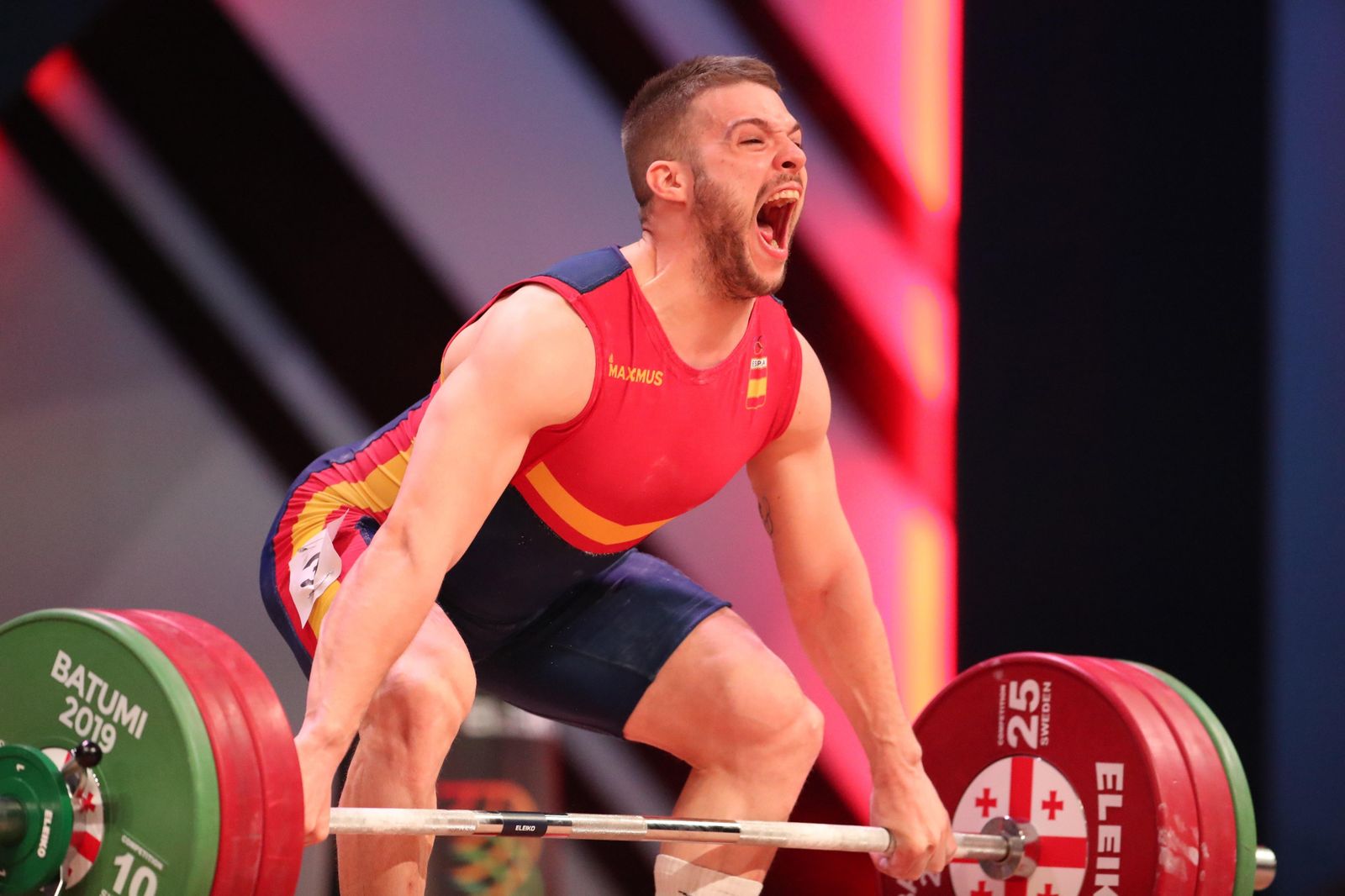 El haltera ejidense David Sánchez durante un intento en una competición.