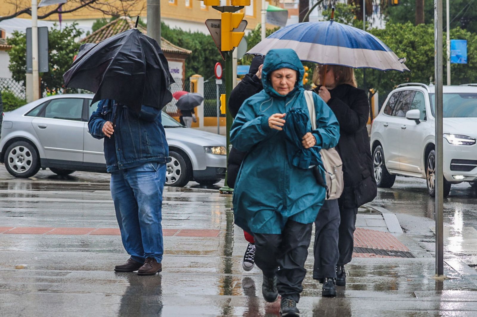 Fotografías de la mañana lluviosa en la capital