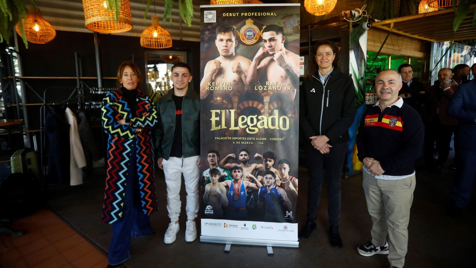 Rafa Lozano Jr, junto a su padre y representantes institucionales en el acto promocional de su combate en Córdoba.