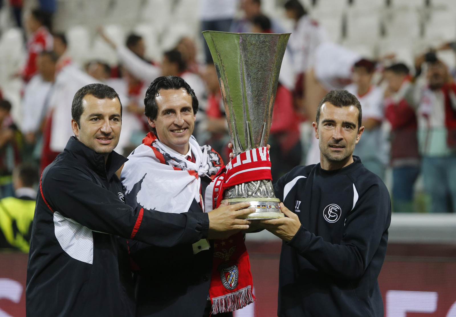 Unai Emery sostiene el trofeo de Turín entre Diego Martínez y Juan Carlos Carcedo, sus ayudantes.