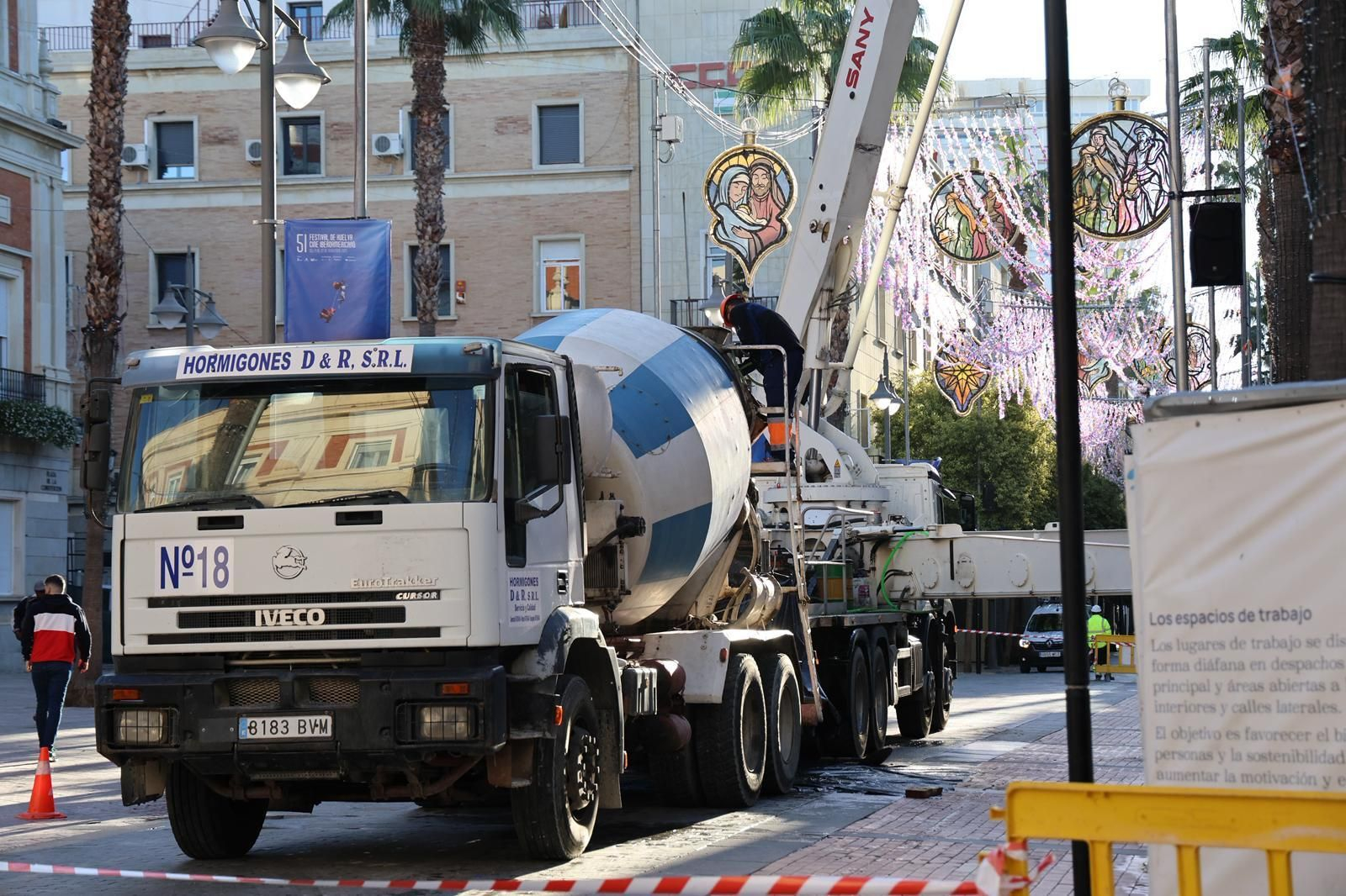 Adiós a las estructuras metálicas de Hacienda: imágenes de la retirada ante el inicio de la Navidad en Huelva