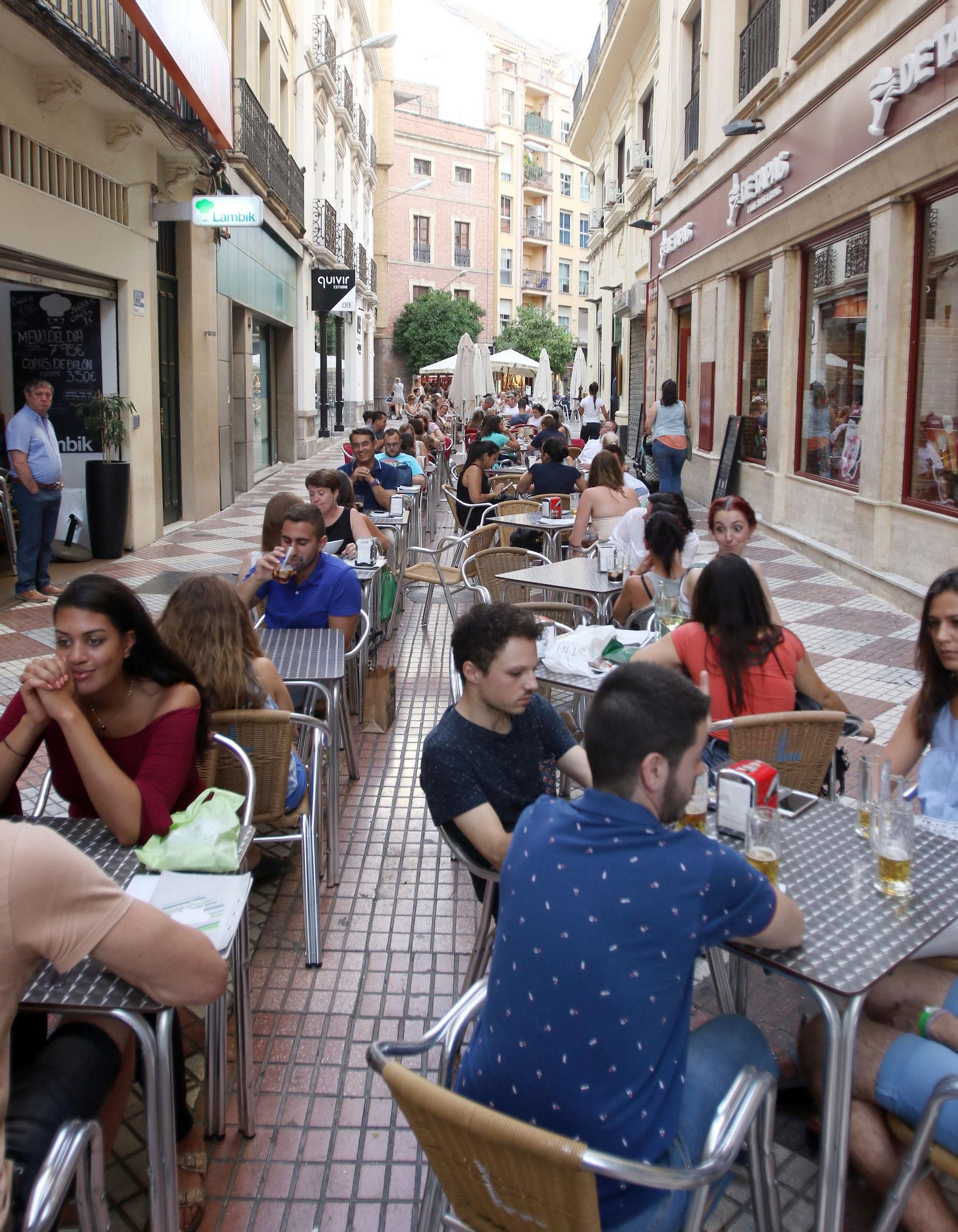 Veladores en la calle de la Plata.