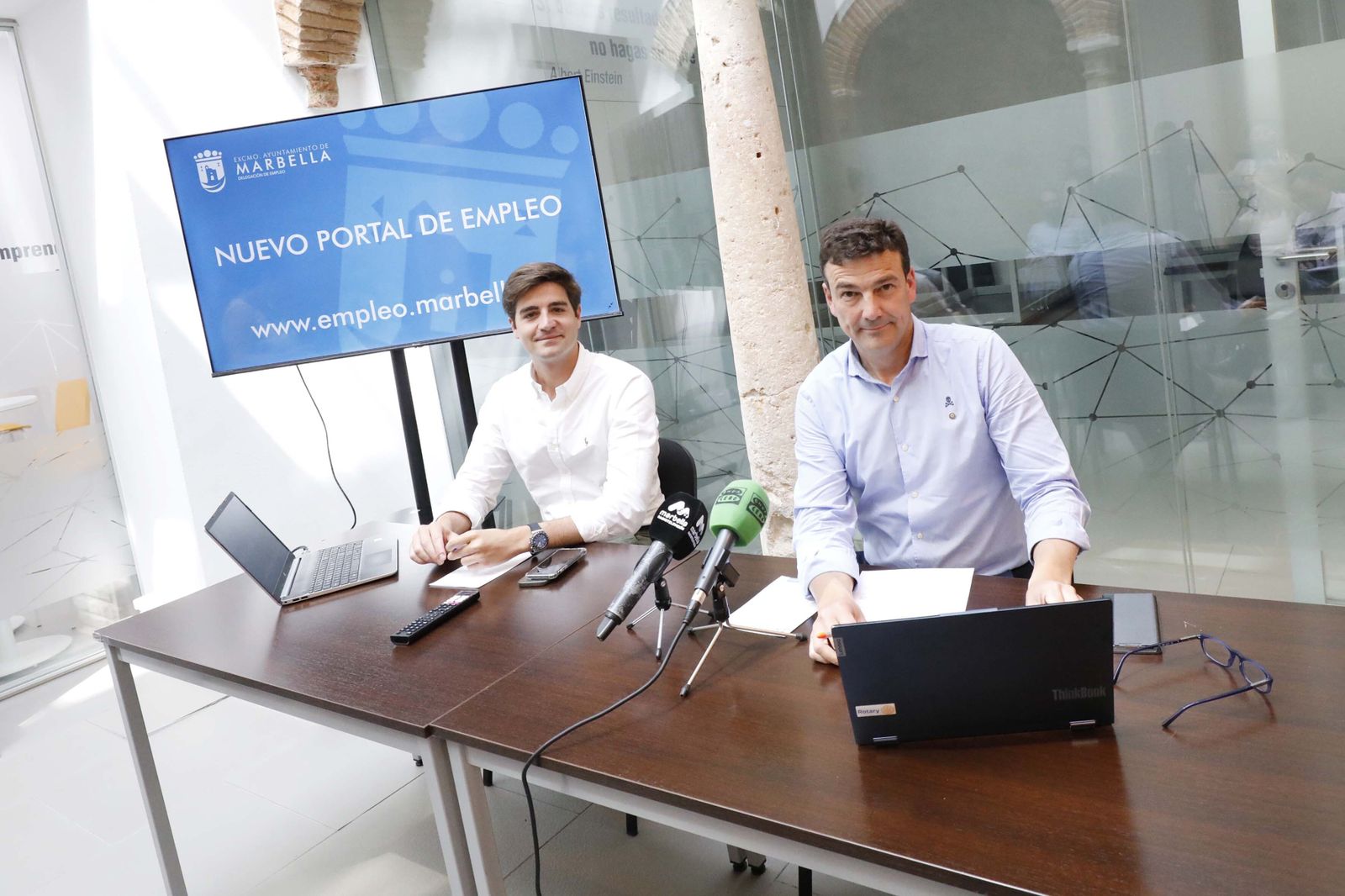 El edil de Empleo, Cristóbal Garre (D.), y el asesor del ramo, Alejandro Freijo.