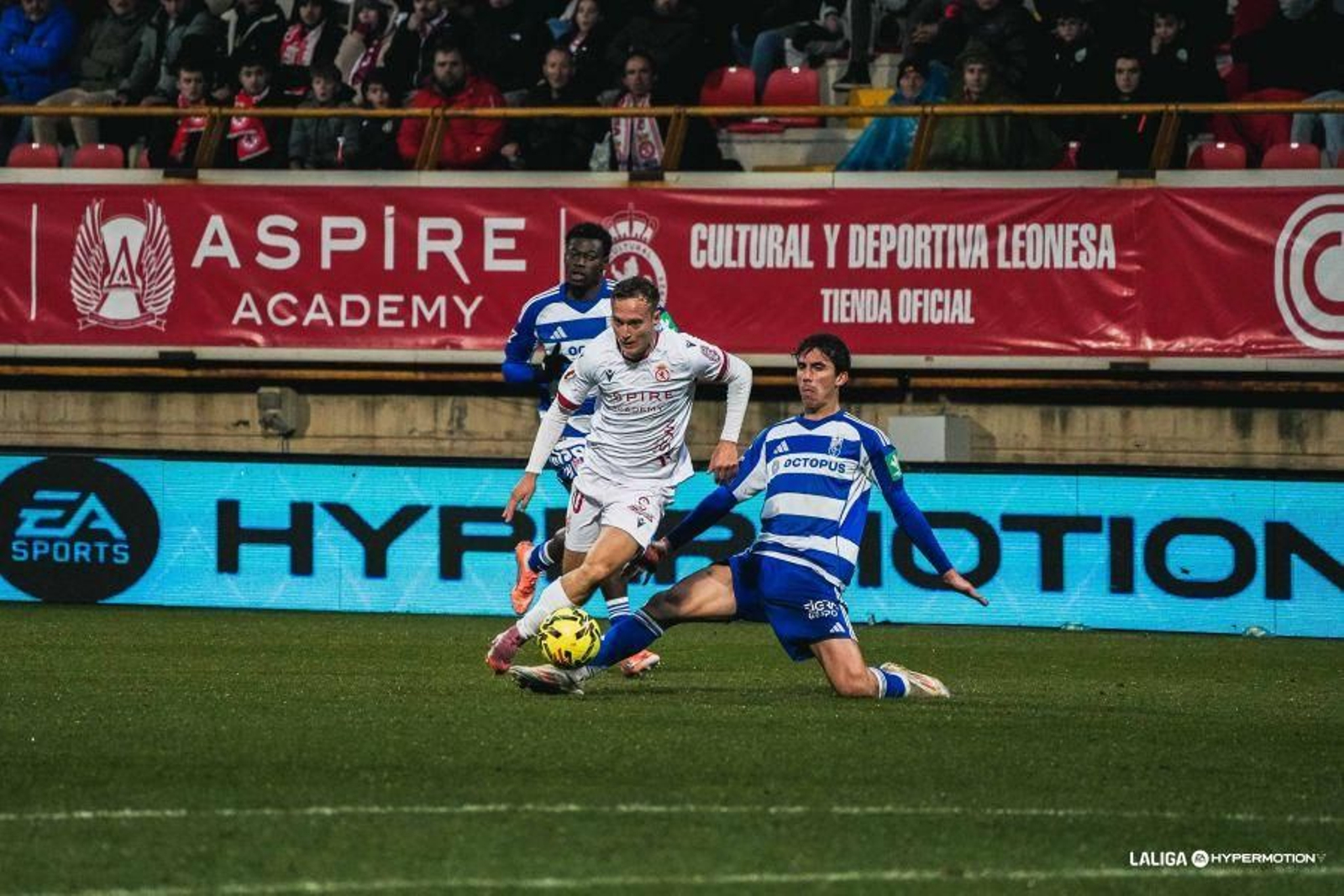 Manu Lama cortando la progresión de un jugador local durante el partido.