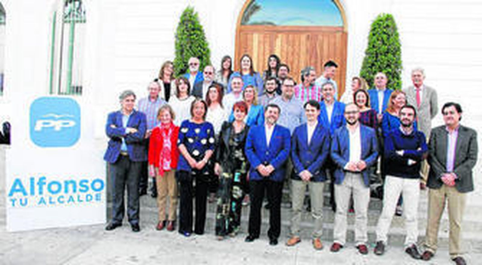 Los integrantes de la lista del Partido Popular  para las elecciones municipales, ayer a las puertas de la Casa Consistorial de la plaza Peral.