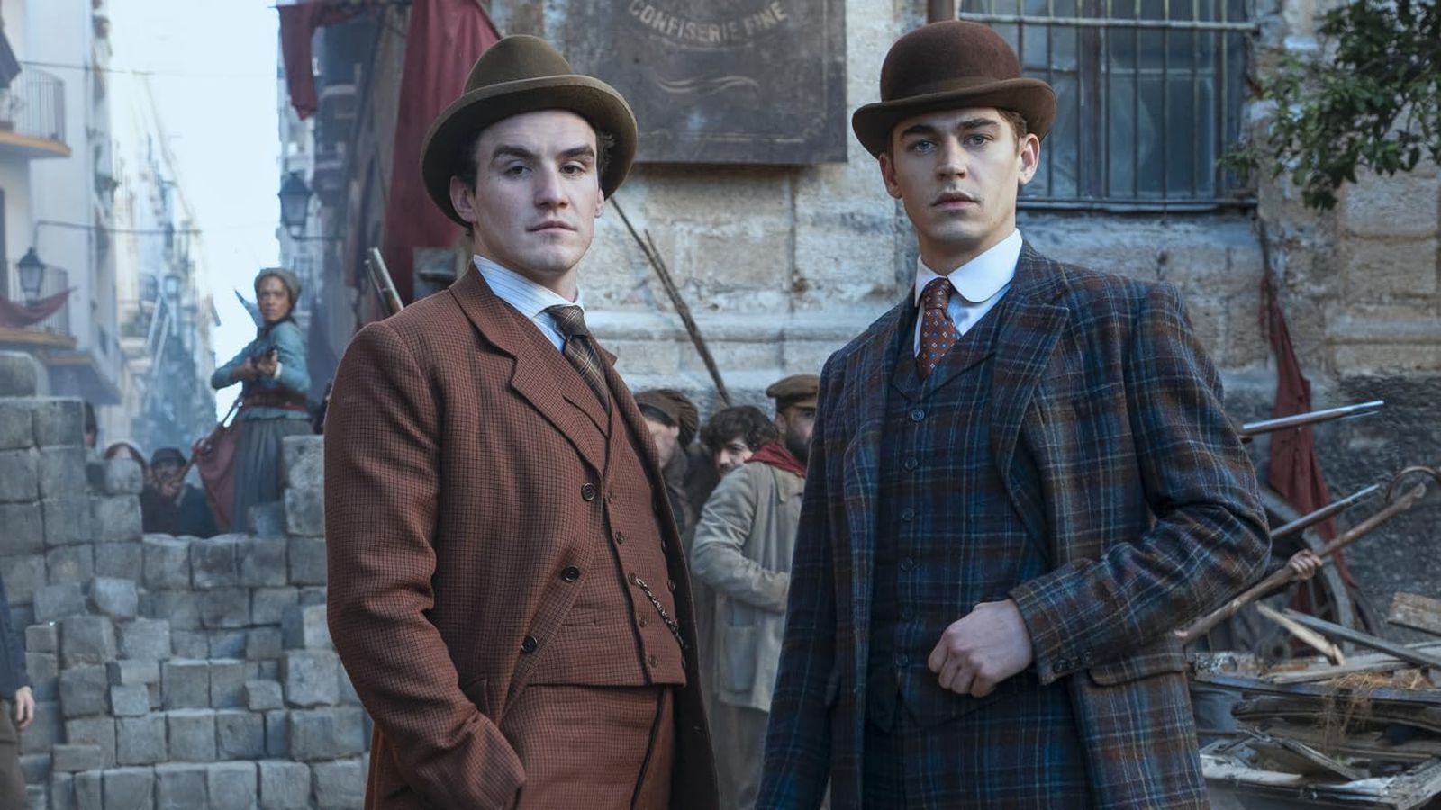 Hero Fiennes Tiffin, a la derecha, en una escena promocional de 'Young Sherlock' que tiene como escenario precisamente Cádiz