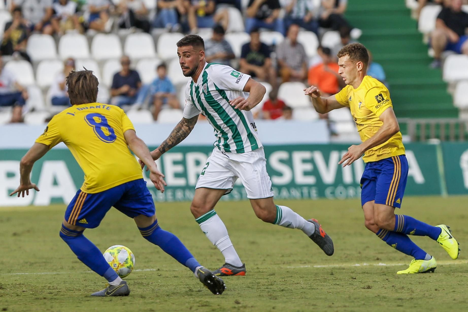 Xavi Molina conduce el balón ante Duarte y su hoy compañero Tur, en la cita de la primera vuelta.