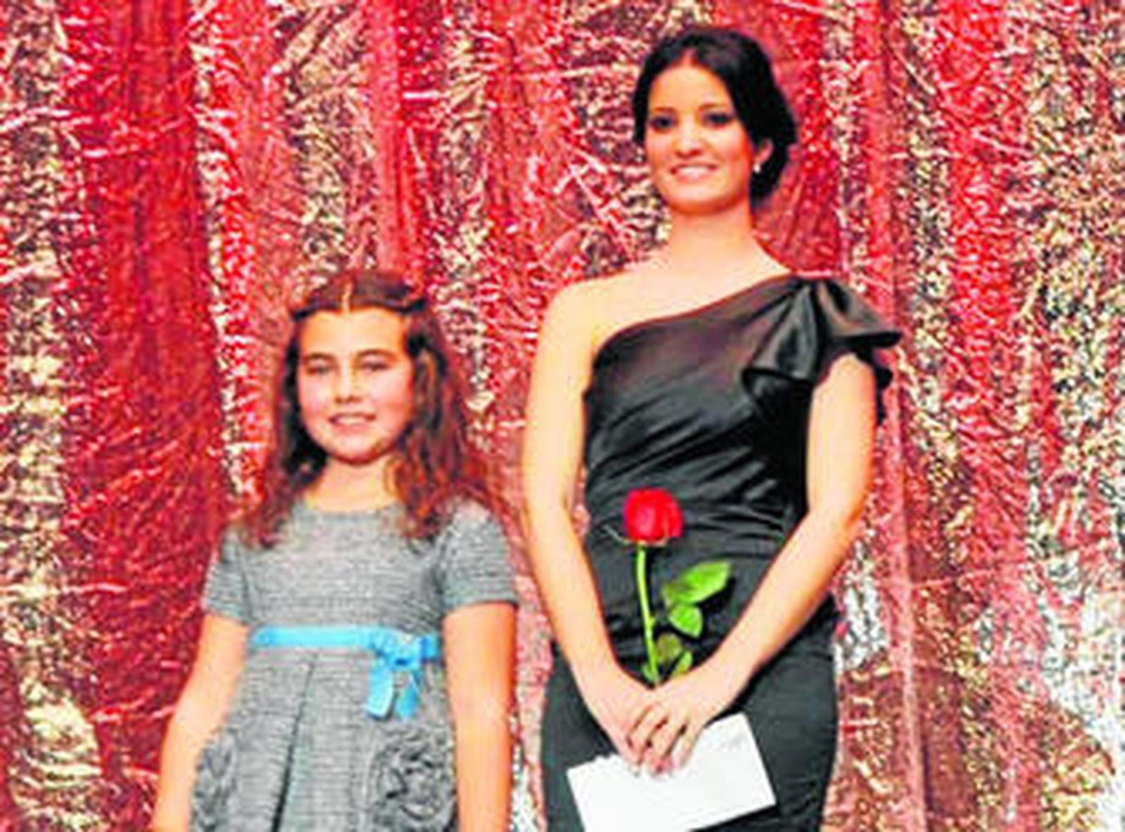 Naiara Martín y María José Carrillo, ayer al ser designadas reinas del Carnaval de Isla Cristina.