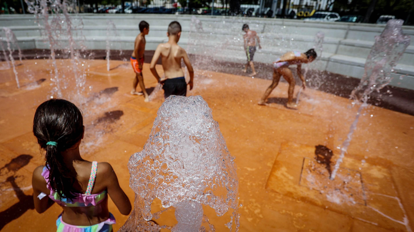 Unos niños juegan en la zona acuática de La Granja, durante la anterior ola de calor.