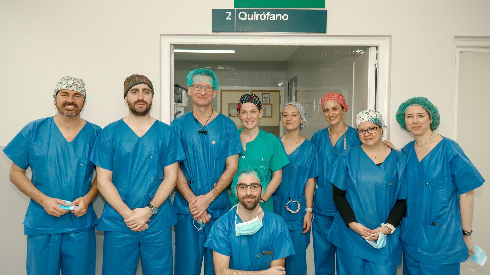 El equipo de profesionales que ha participado en la primera aplicación de la estimulación craneal profunda en un paciente con cefalea en racimos, con los neurocirujanos Yamin Chocron y María Oliver en el centro.