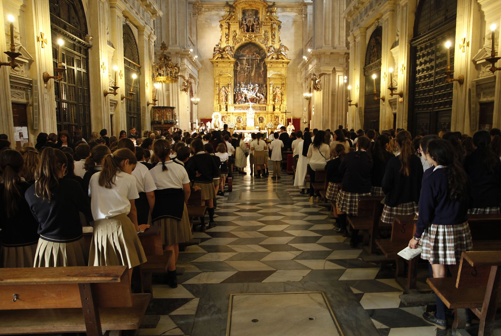 Los alumnos en la parroquia del Sagrario durante la celebración.