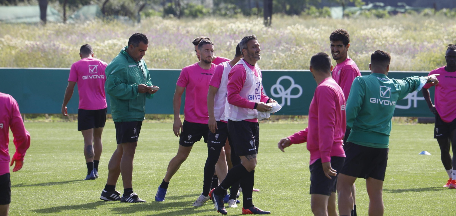 Germán Crespo observa un papel durante la sesión en la Ciudad Deportiva.