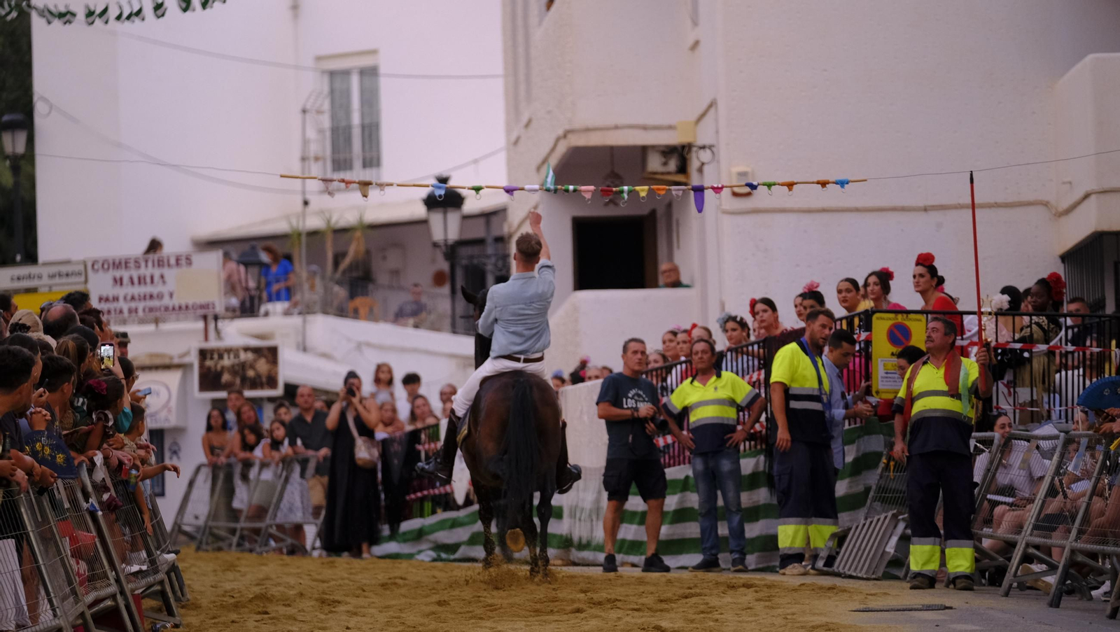 La popular carrera de cintas a caballo de las Fiestas de Mojácar, en imágenes