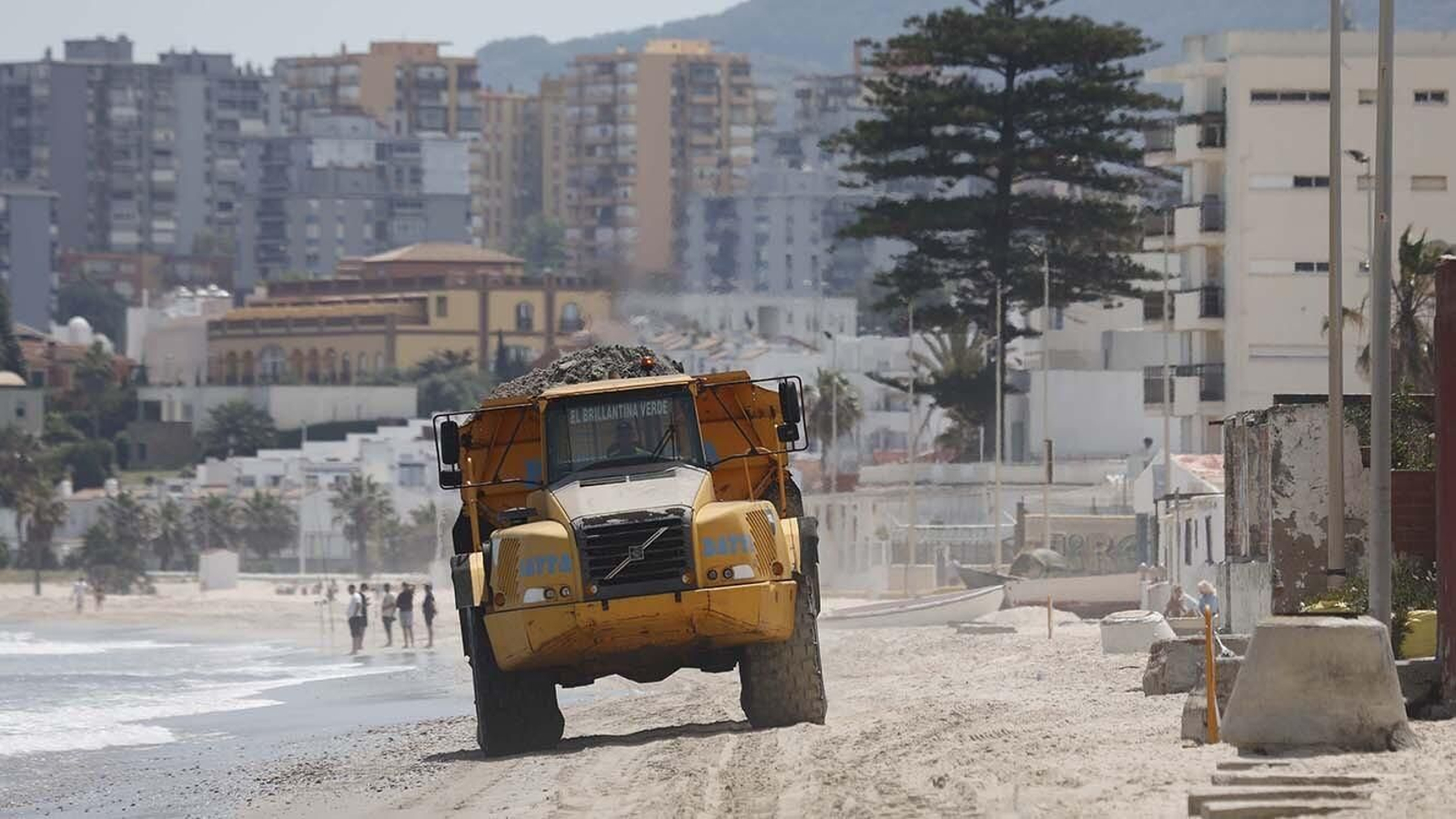 Las fotos del trasvase de arena en la playa de El Rinconcillo