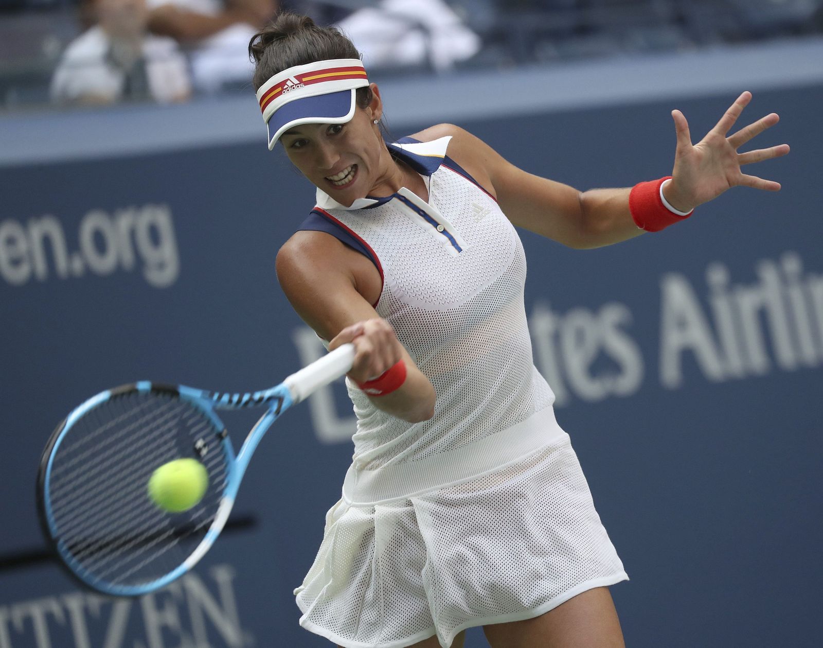 Garbiñe Muguruza devuelve la bola a Varvara Lepchenko durante su partido de primera ronda.