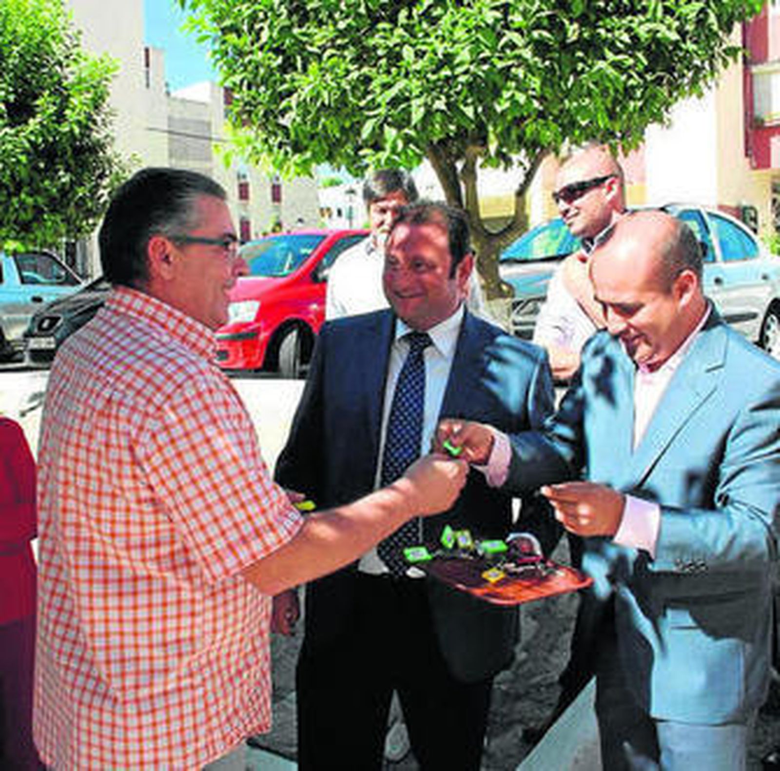 Francisco Vázquez, en el centro, en la entrega de llaves de los ascensores de La Paz.