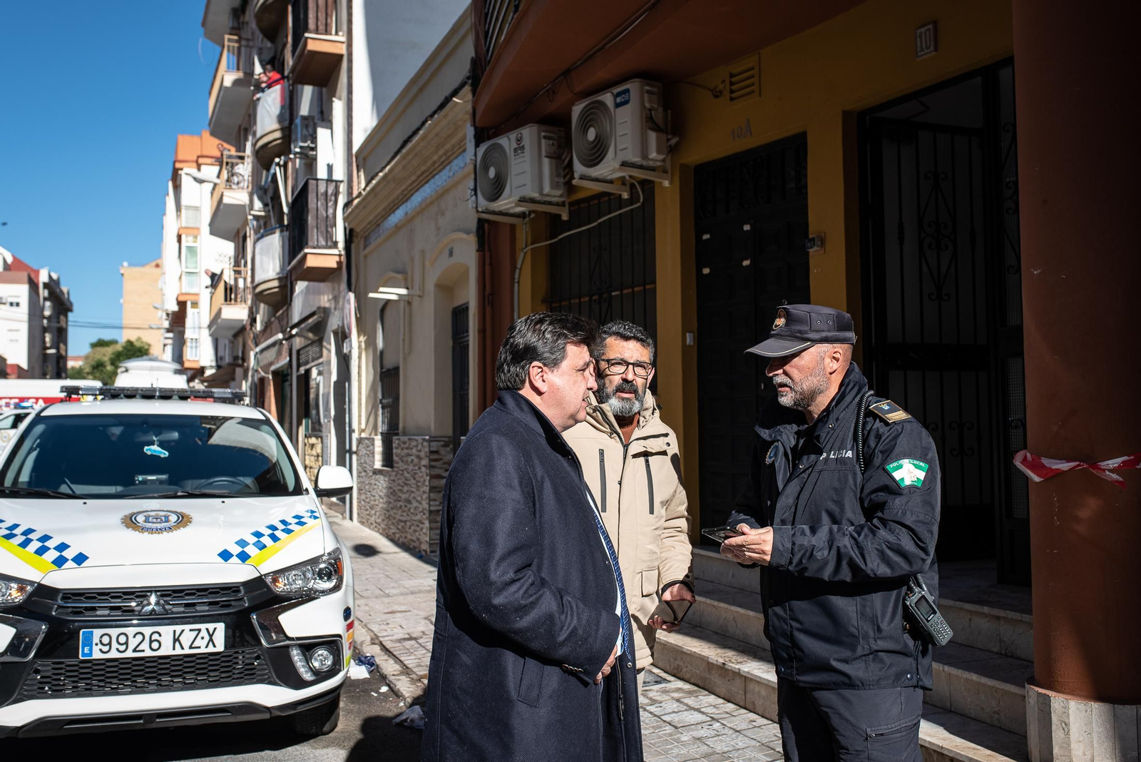 Imágenes de la dramática mañana de tensión que se ha vivido en Isla Chica tras el incendio en una vivienda