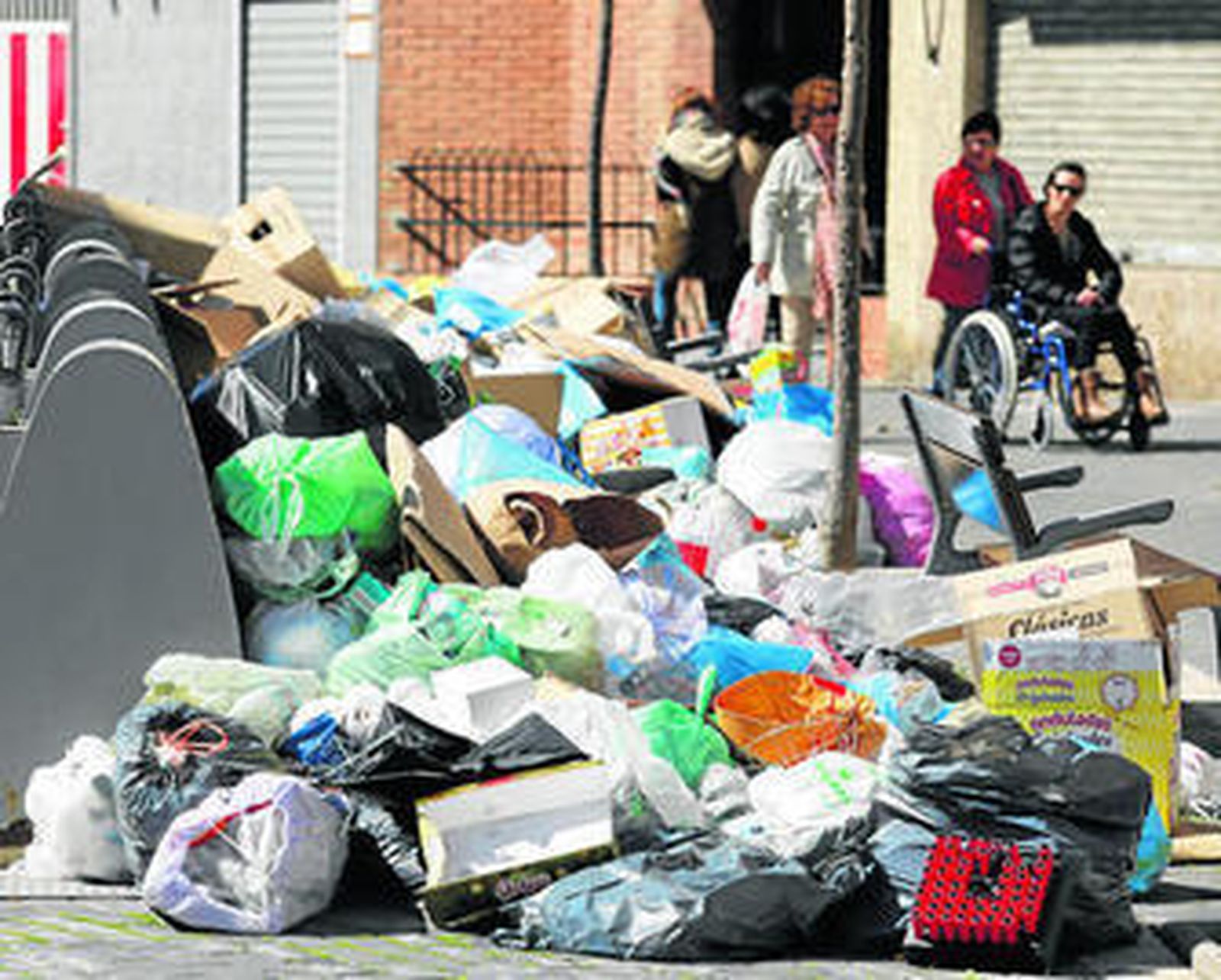 Basura acumulada en la calle Unión, en Málaga.