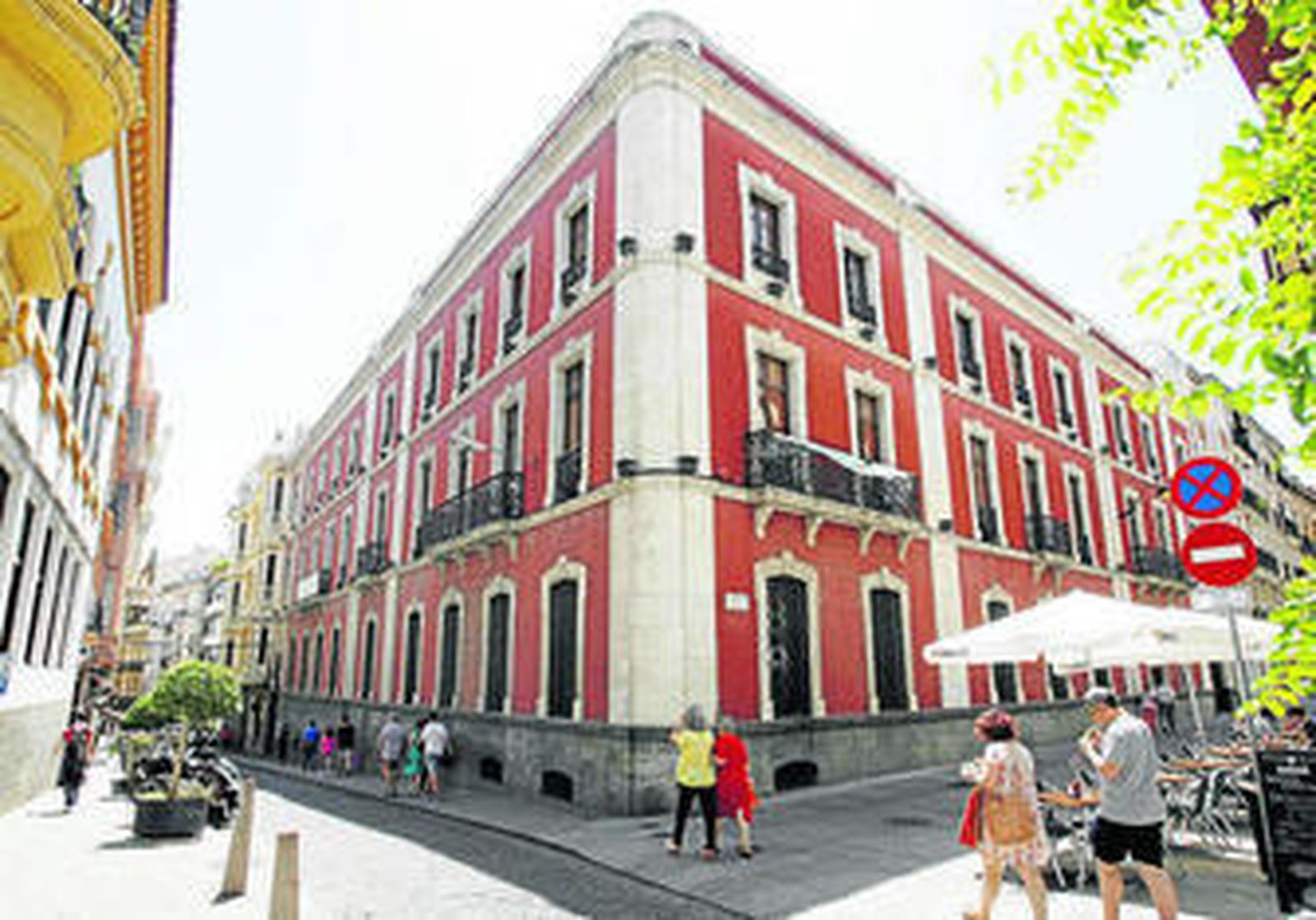 Antigua sede de Endesa, en la esquina de Alfonso XII y García Lovera, frente al Círculo de la Amistad.