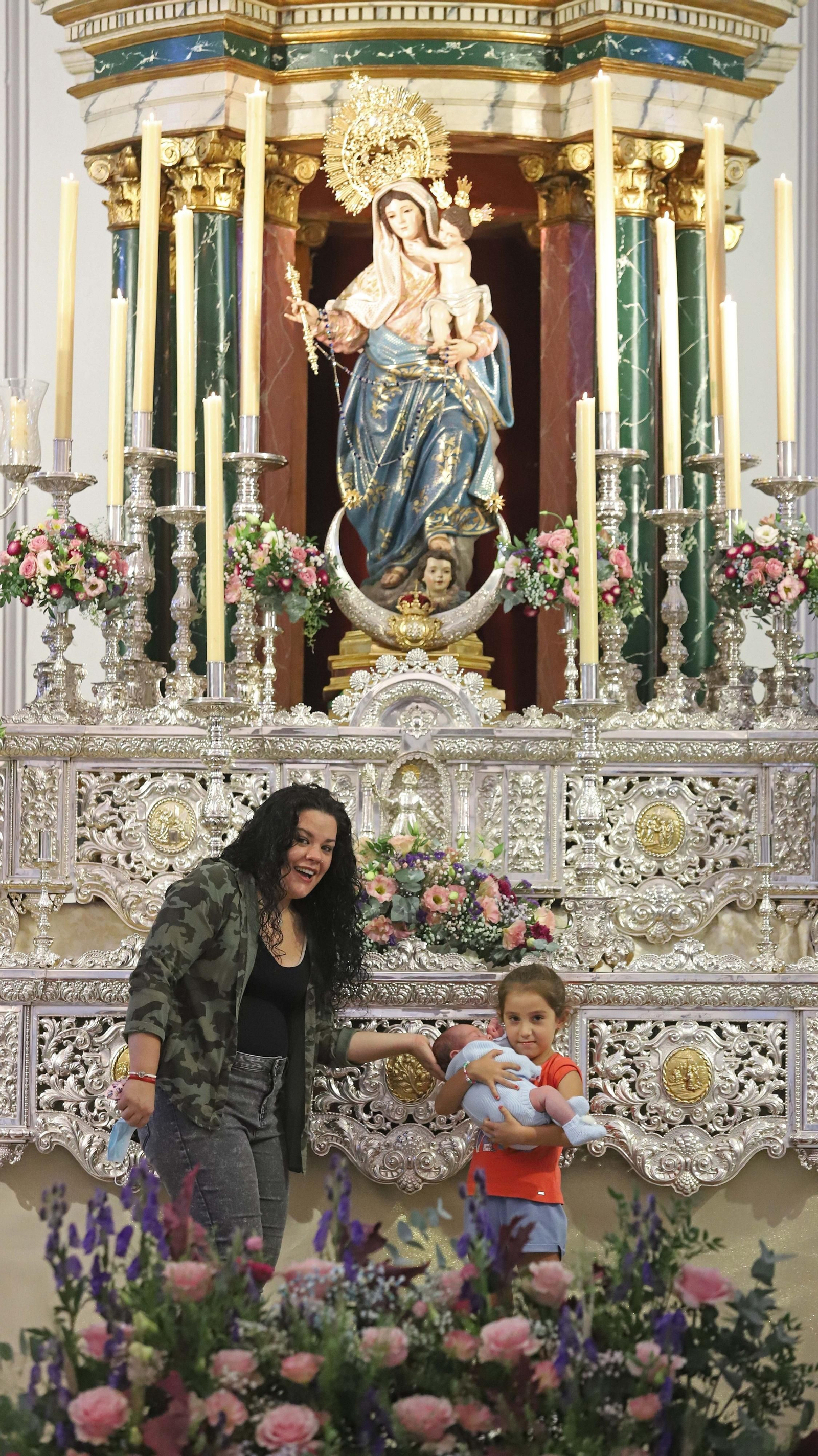 Fotos de la presentación de niños a la Virgen del Rosario en Los Barrios