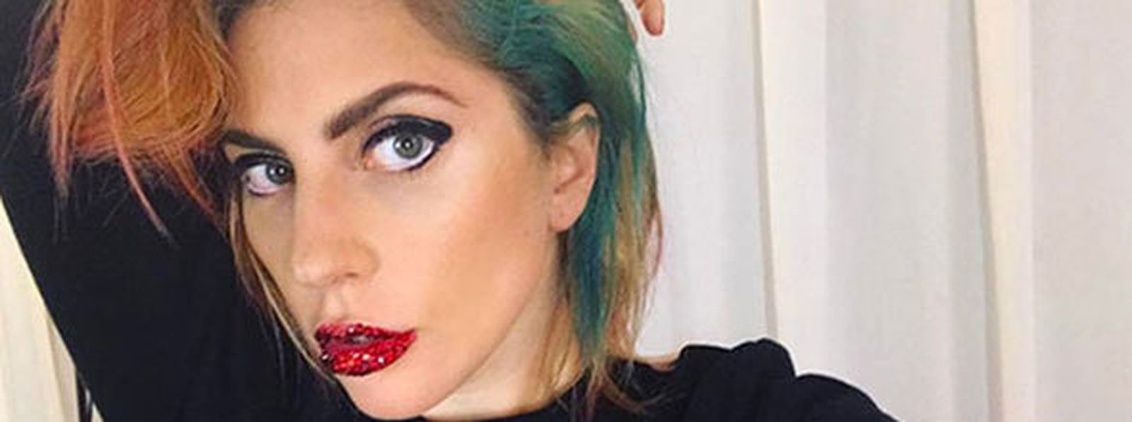 Lady Gaga sorprende con su sugerente 'look' bicolor, inspiración que ya lució Mónica Naranjo.