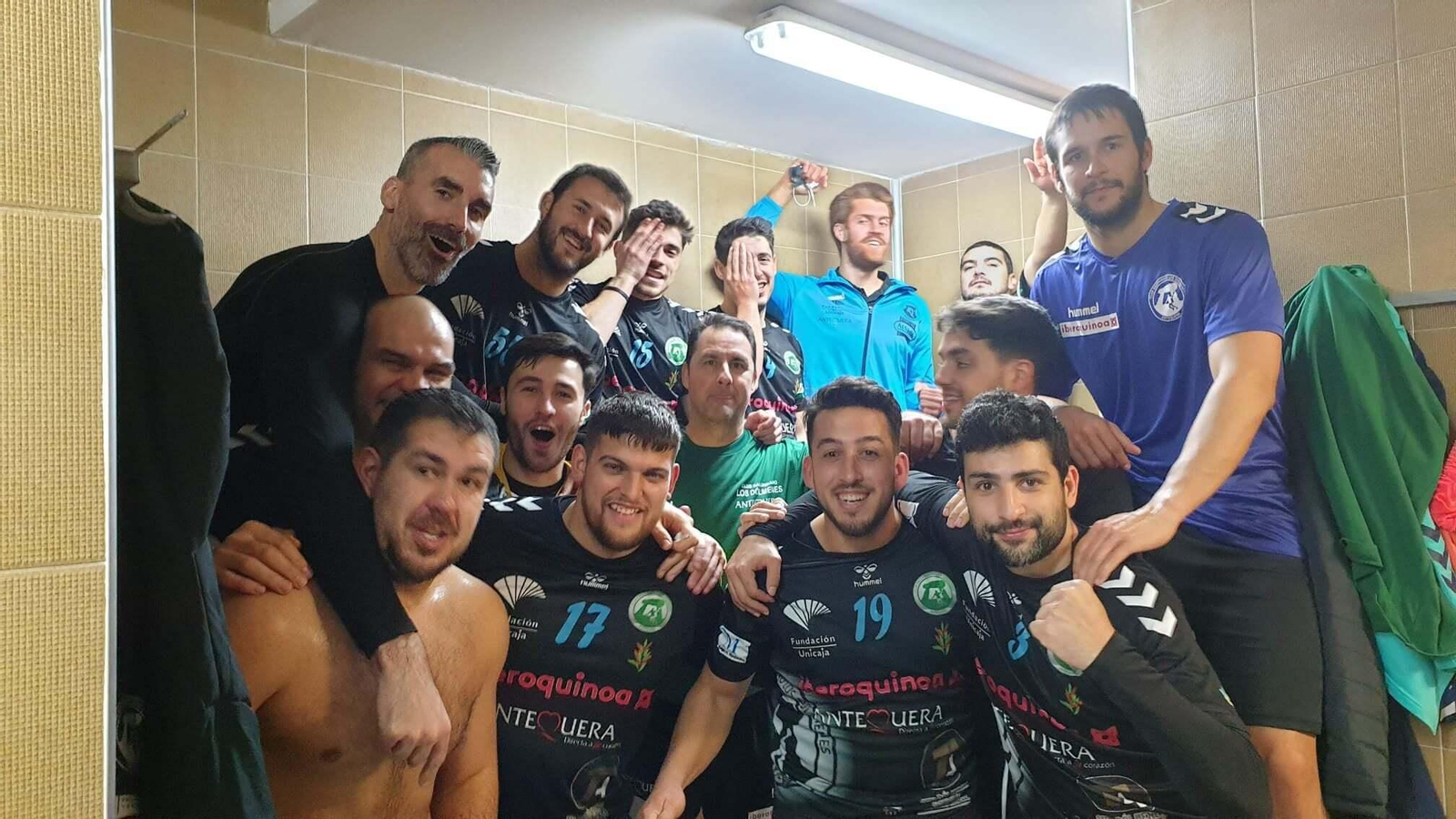 Los jugadores del Iberoquinoa Antequera celebran el triunfo. Los jugadores del Iberoquinoa Antequera celebran el triunfo.