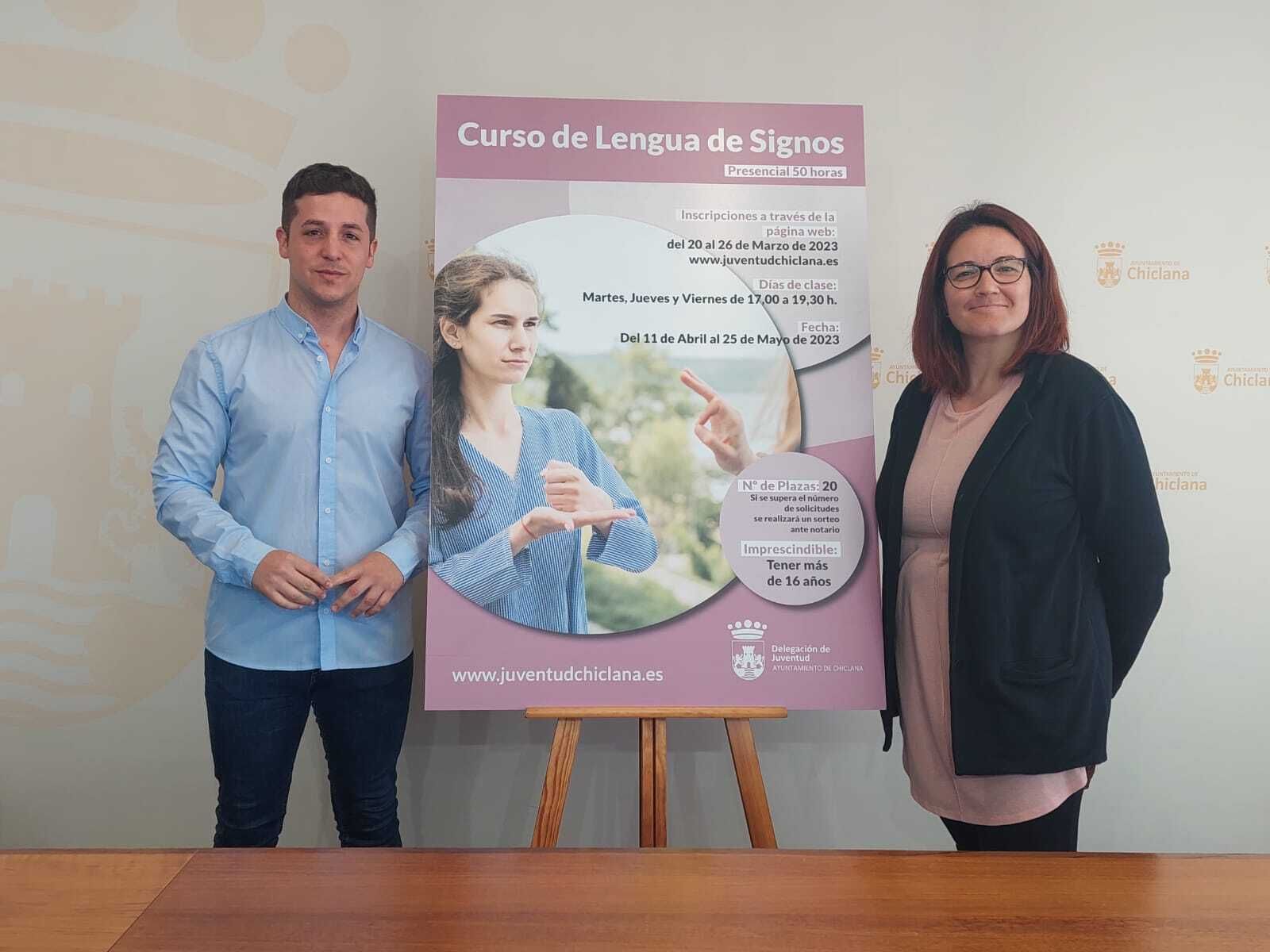 El delegado presenta el curso.