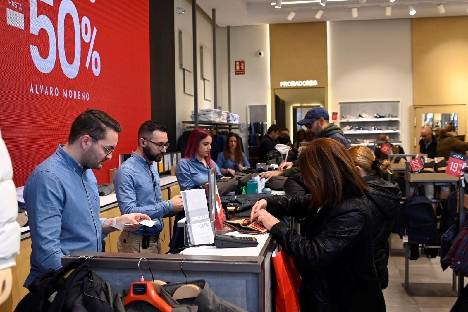 Las cordobeses se echan a la calle el primer día de las rebajas de invierno, en imágenes