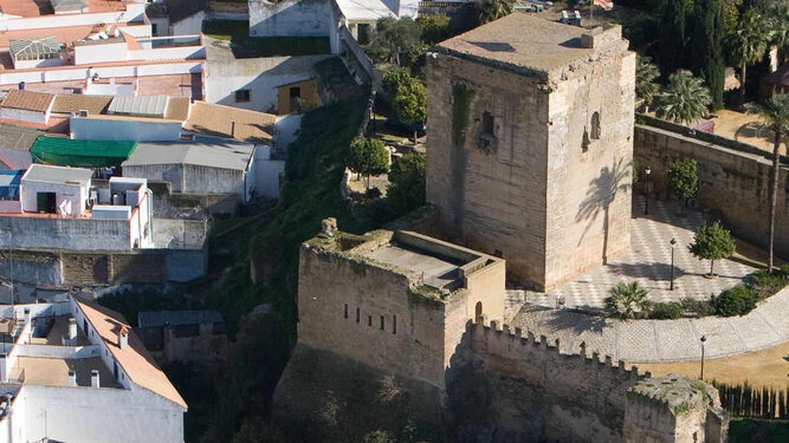 Una imagen del Castillo de Utrera, bordeado por viviendas.