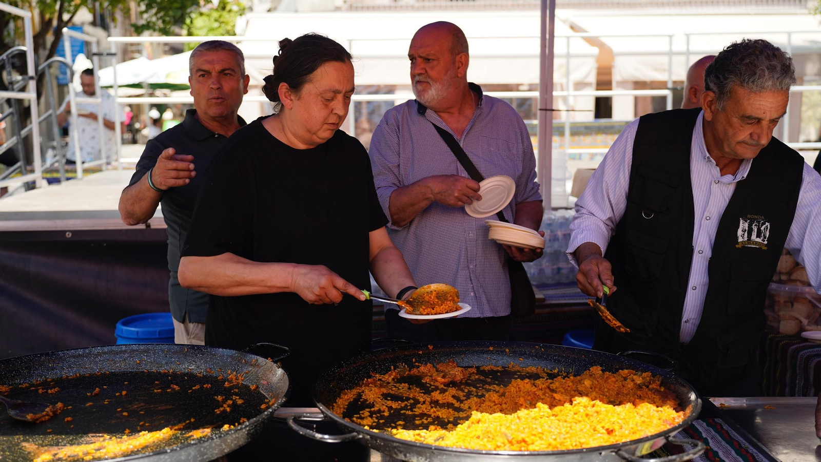 Muchas personas se reunen en la Plaza Alta, bailando y comiendo paella junto a la Feria de los Parques Naturales de Cádiz