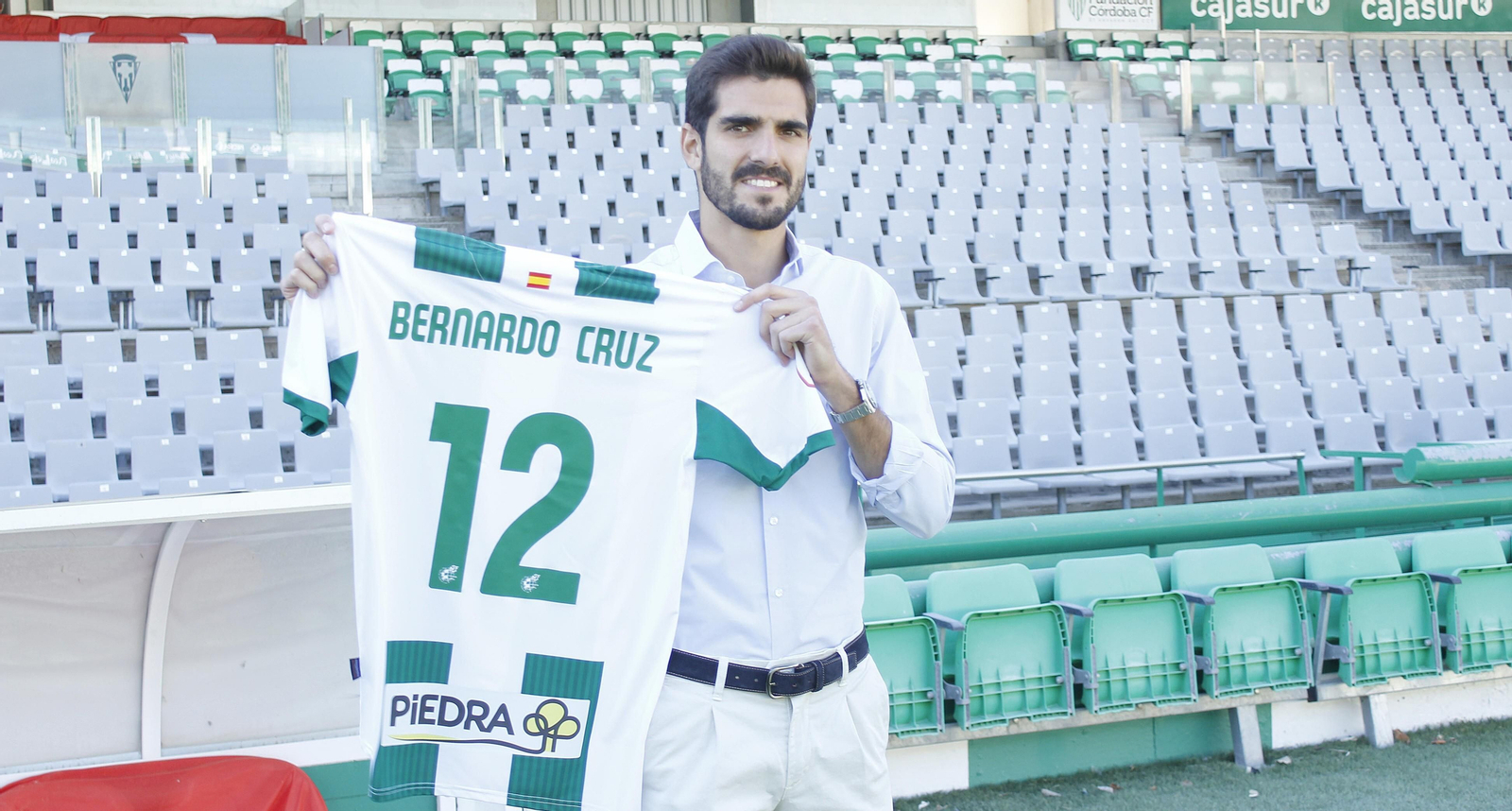 Bernardo Cruz posa con su camiseta del Córdoba CF sobre el césped de El Arcángel.
