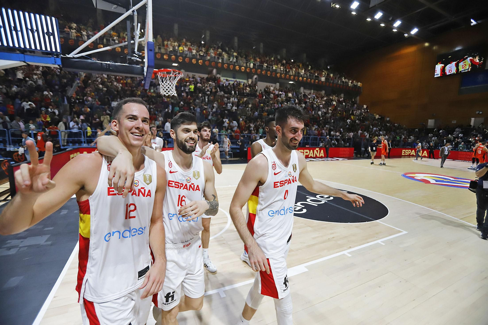 Imágenes de la celebración de la selección Española de baloncesto por certificar su pase con una victoria ante Paises Bajos Imágenes de la celebración de la selección Española de baloncesto por certificar su pase con una victoria ante Paises Bajos