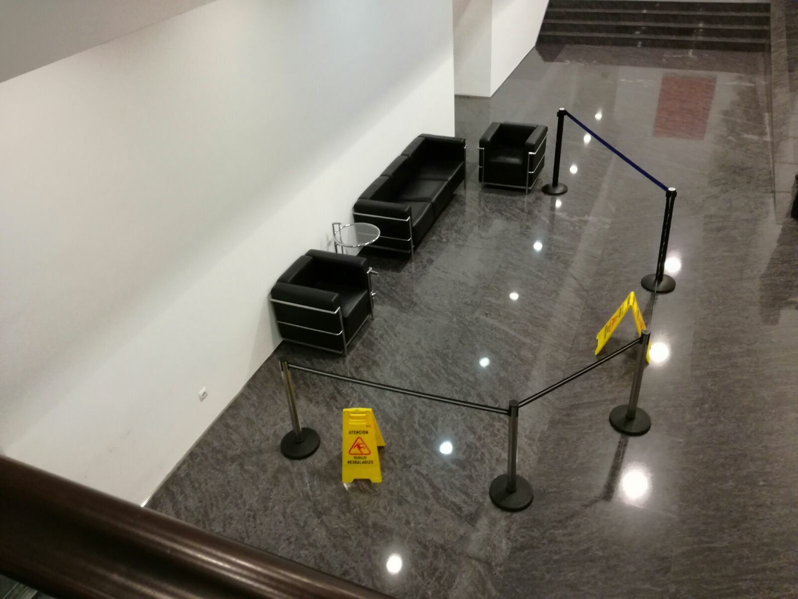 Imagen del teatro con una zona acotada para evitar resbalamiento por las goteras.