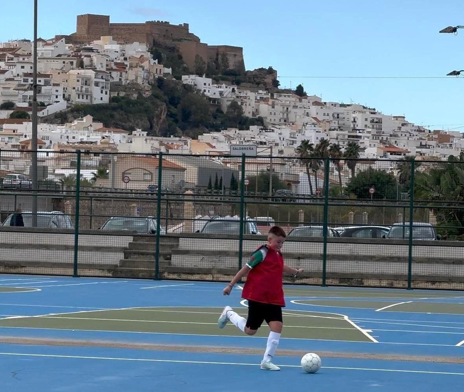 Un niño jugando a fútbol en Salobreña