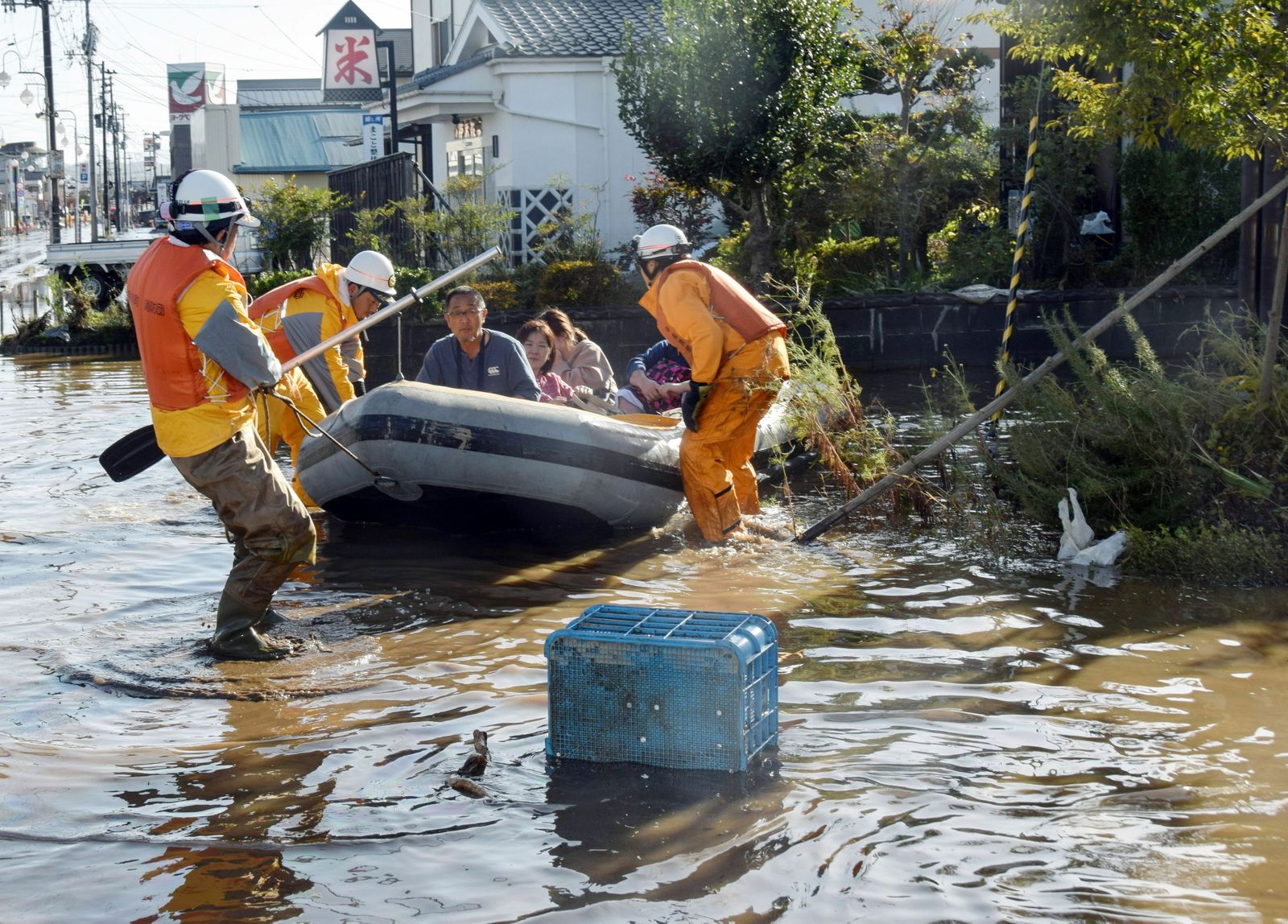 Los servicios de rescate trasladando ayer a varias personas en Date, en la prefectura de Fukushima.