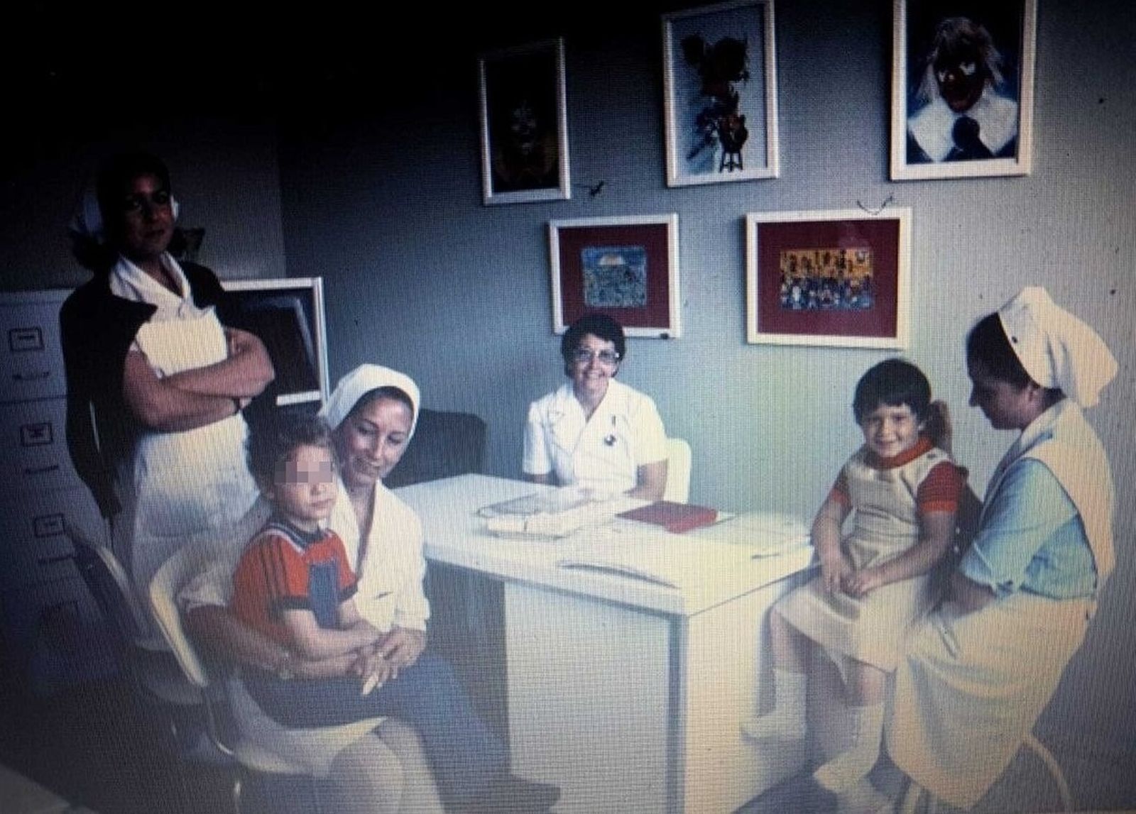 Rocío Carranza, a la derecha sobre una enfermera, con la doctora Álvarez Silván al fondo.