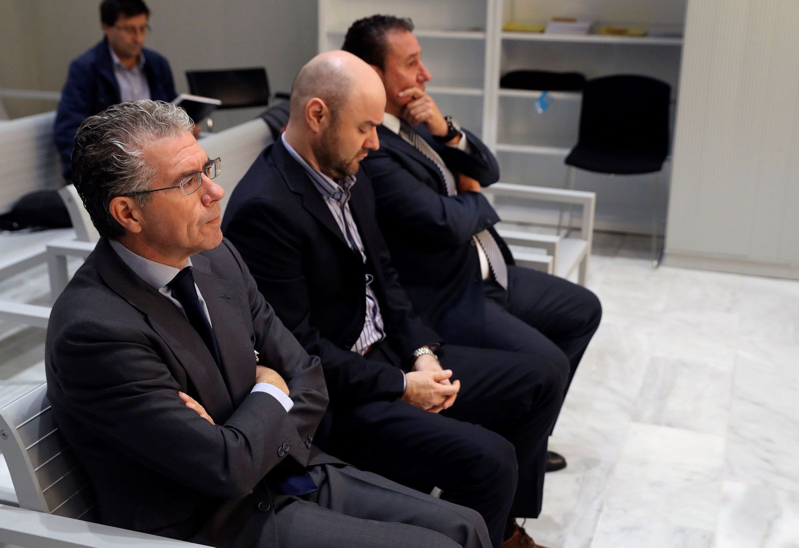 Francisco Granados, el guardia civil José Manuel Rodríguez Talamino y su amigo José Manuel Caro, ayer en el banquillo.