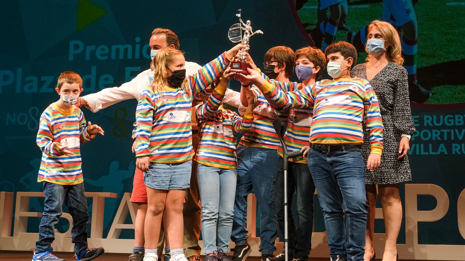 Reconocimiento a las escuelas inclusivas de rugby del C. D. Veteranos Sevilla Rugby, en la Fiesta del Deporte.