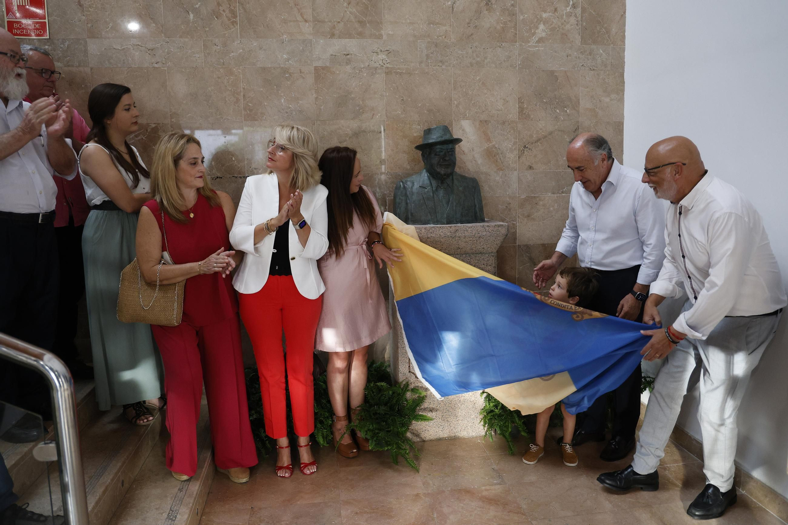 Las fotos de la reubicación del busto de Cristóbal Delgado en el Centro Documental