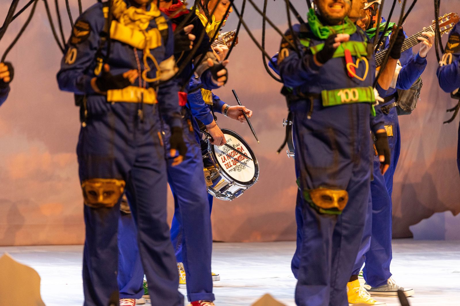 Imágenes de la actuación de la comparsa de Valverde del Camino "Los Lanzaos" en el Carnaval Colombino