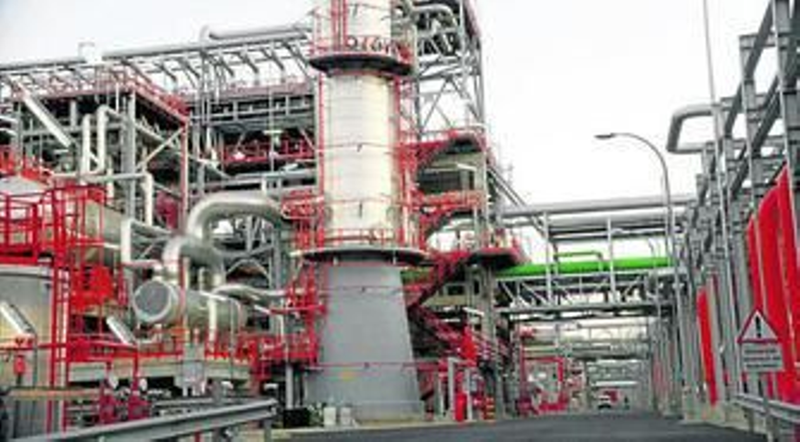 Parte de las instalaciones de la ampliación de la refinería La Rábida. Parte de las instalaciones de la ampliación de la refinería La Rábida.