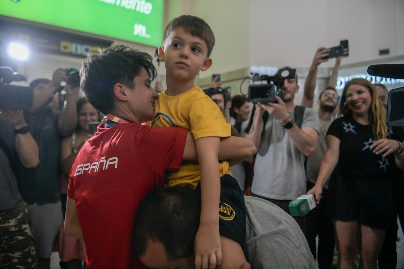 Granada recibe a la campeona María Pérez, en imágenes