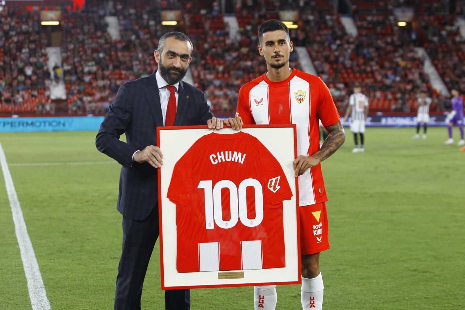 Chumi recibió una camiseta enmarcada de manos de Mohamed El Assy, CEO de la UDA