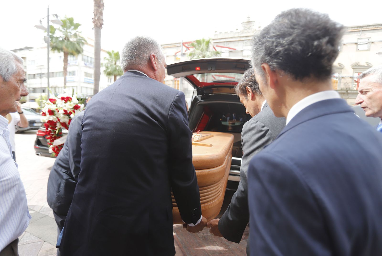 Llegada del féretro de Miguel Baez Litria la Capilla Ardiente de Huelva