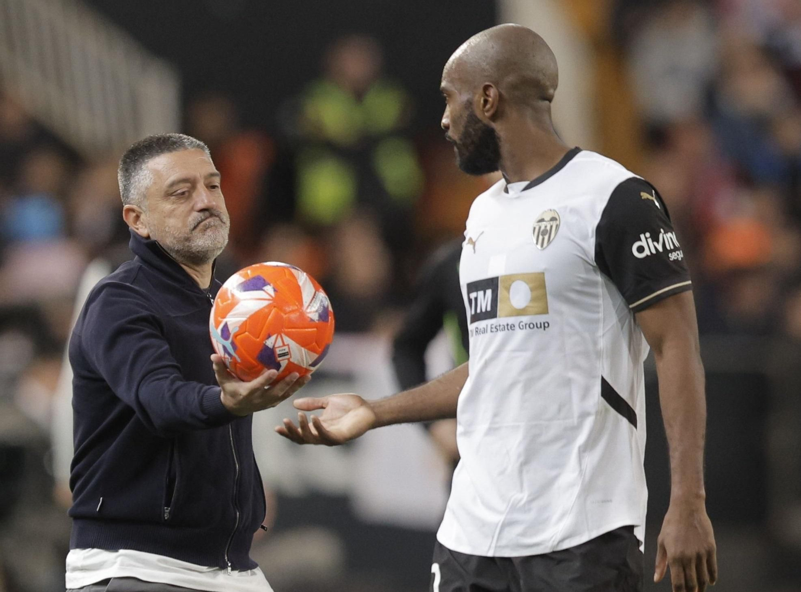 García Pimienta le da el balón a Foulquier.