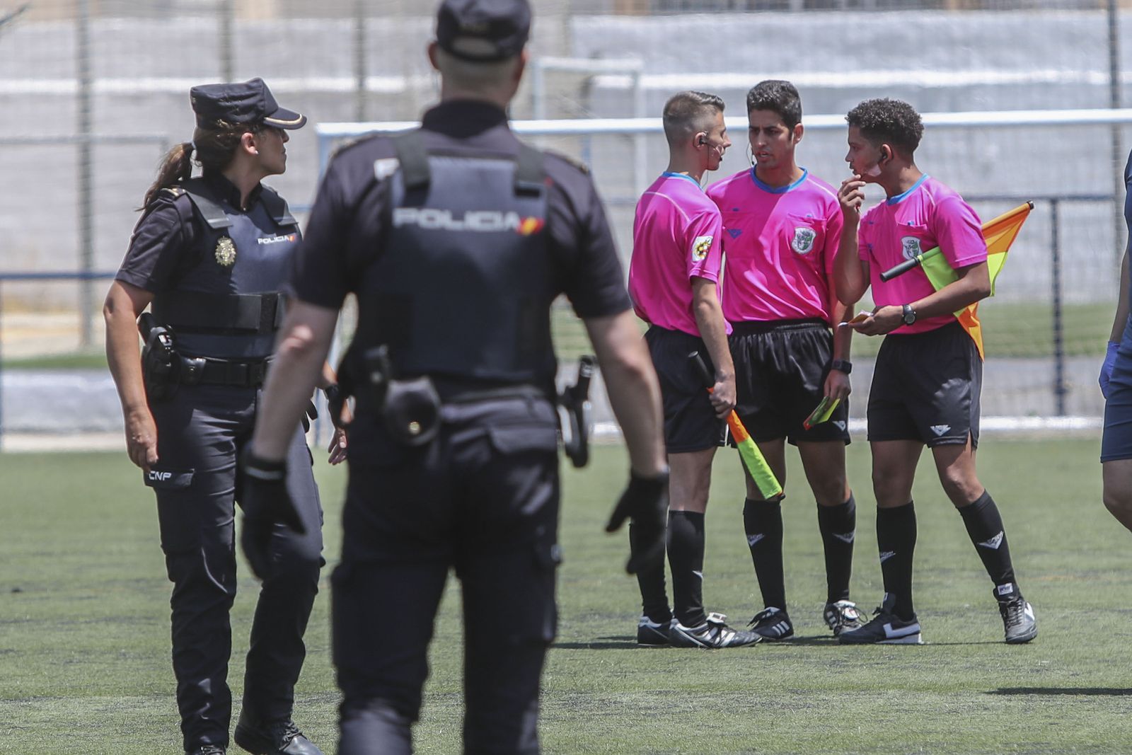 Palomares Gutiérrez y sus auxiliares, en el césped de Sacramento.
