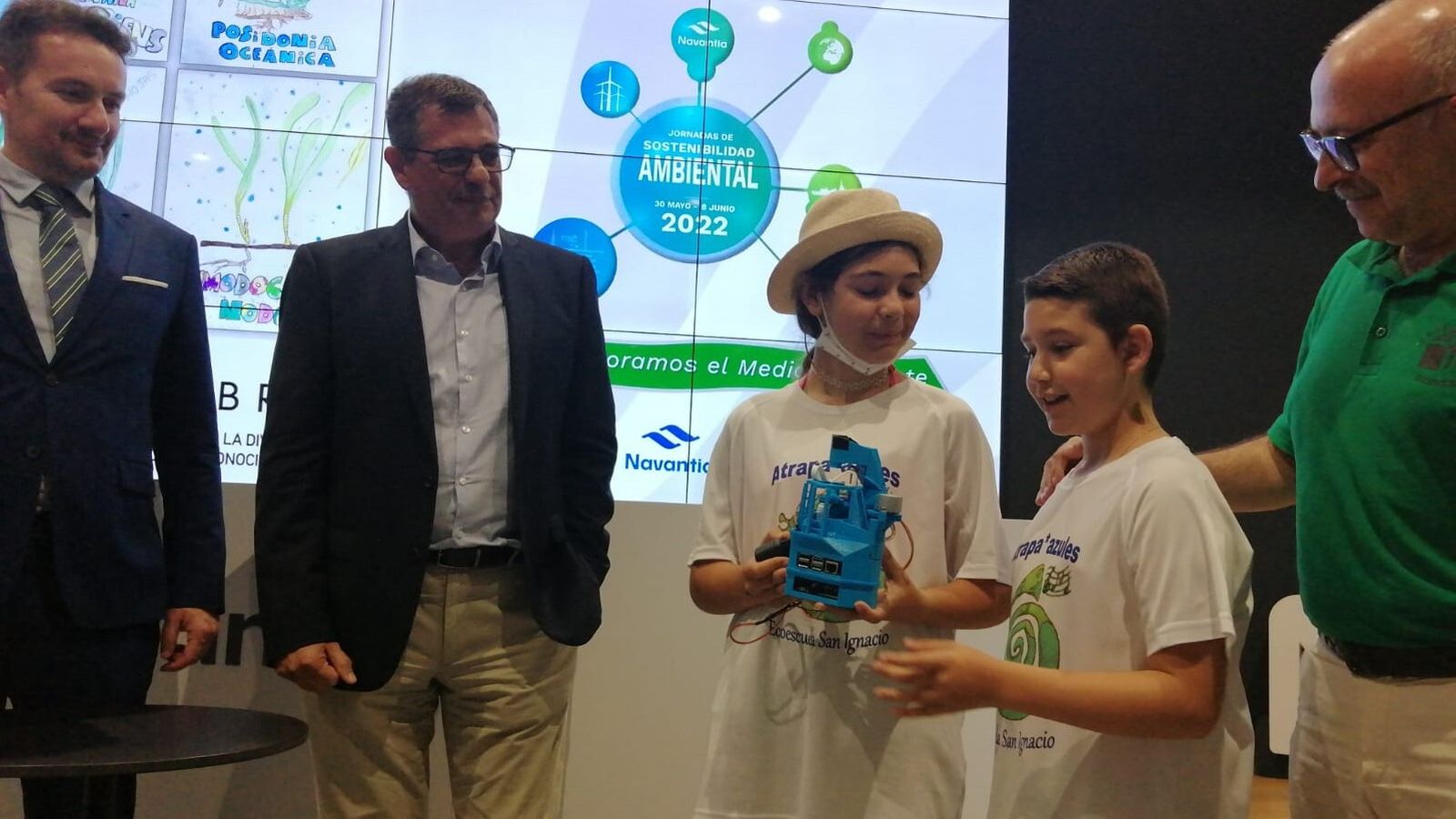 Navantia entrega al colegio San Ignacio en San Fernando un microscopio para el proyecto 'Atrapa Azules'.