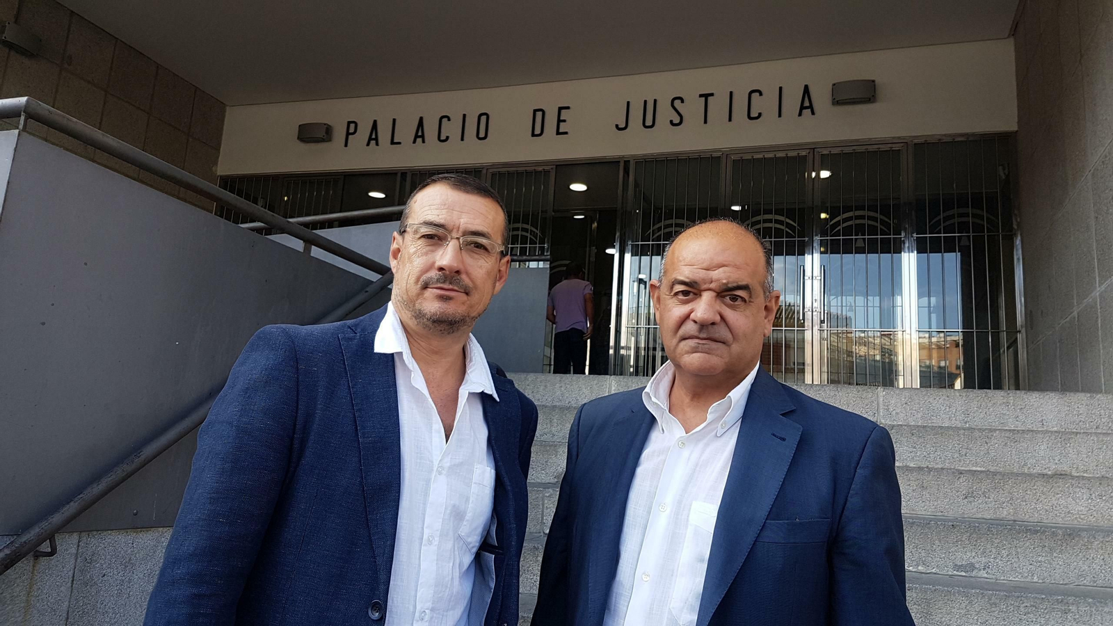 Francisco Díaz Ojeda y su abogado, Ignacio Rivas, a la salida del Palacio de Justicia de Huelva. Francisco Díaz Ojeda y su abogado, Ignacio Rivas, a la salida del Palacio de Justicia de Huelva.