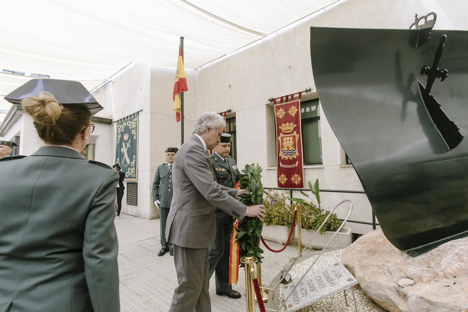 El subdelegado del Gobierno, Agustín Muñoz, deposita una corona de laurel en el monumento a los caídos junto al coronel Alfonso Rodríguez Castillo.