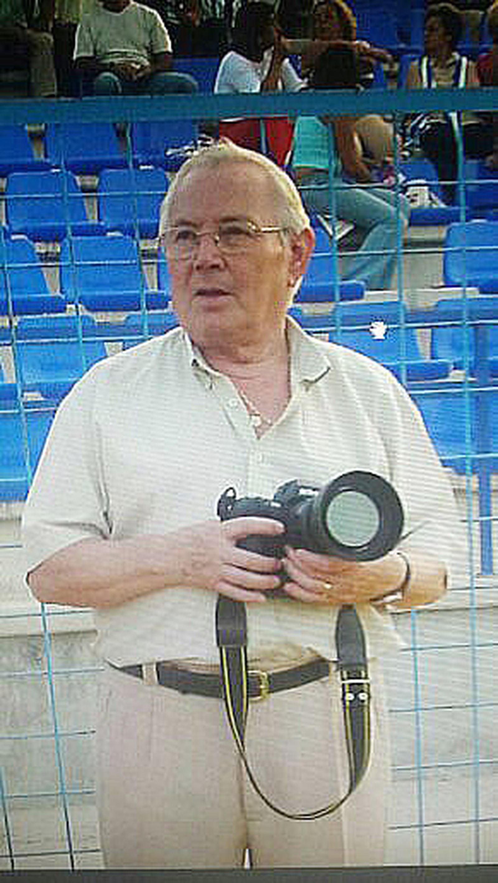 Gerardo, cámara en ristre, haciendo su trabajo.